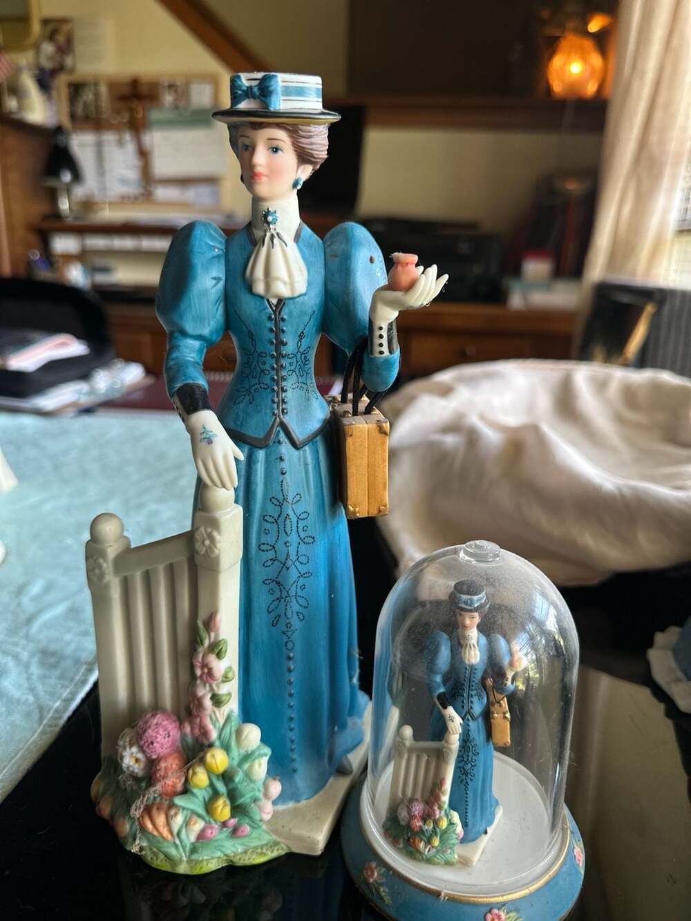 Avon 2009 Mrs. Albee President's Club Award Figurine with Mini
